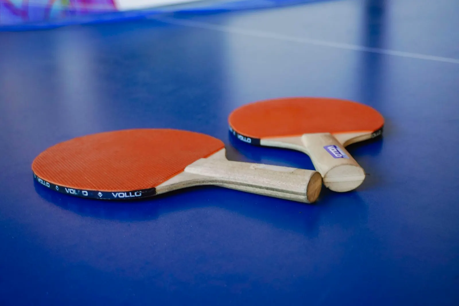 Raquetes sobre a mesa de ping-pong