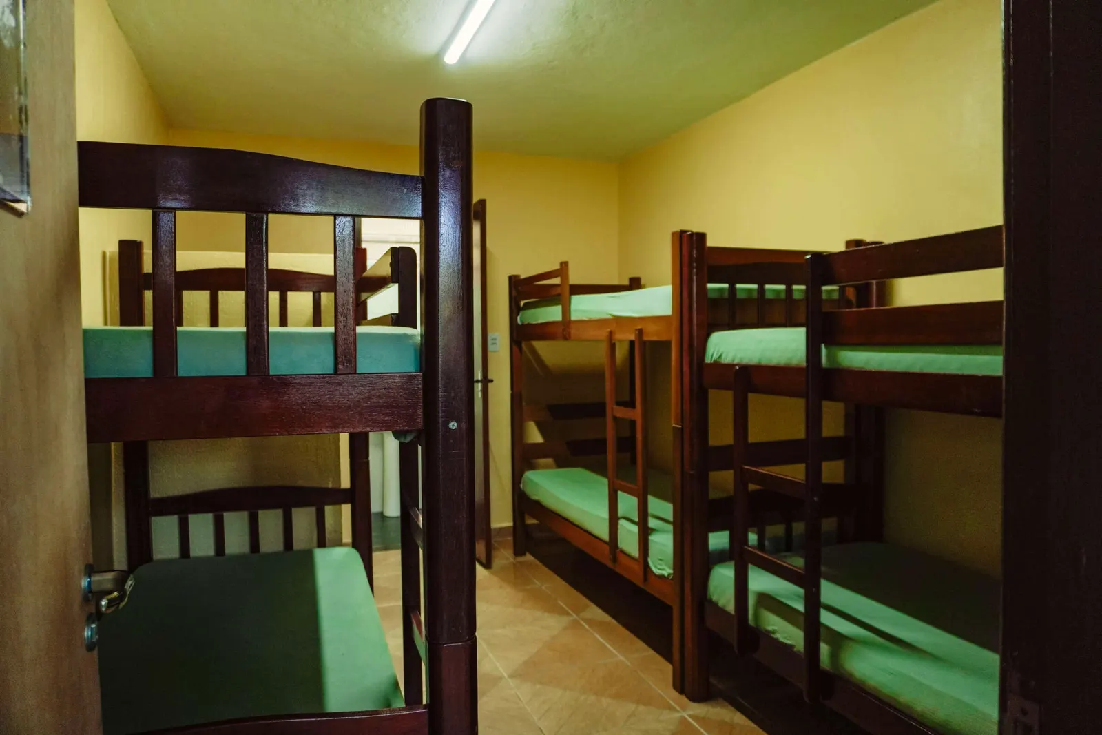 Quarto com beliches de madeira
