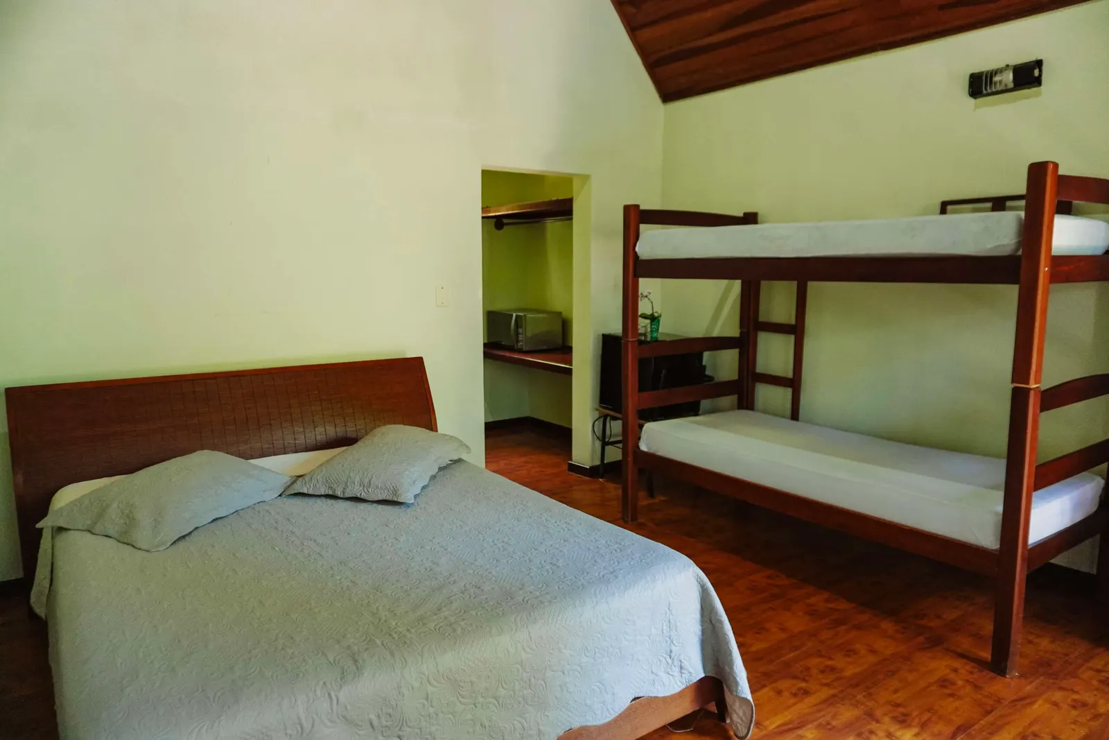Quarto com cama de casal e beliches